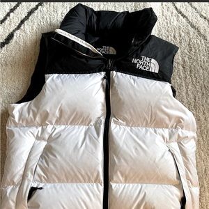 M 1996 RETRO NUPTSE VEST (TNF WHITE)